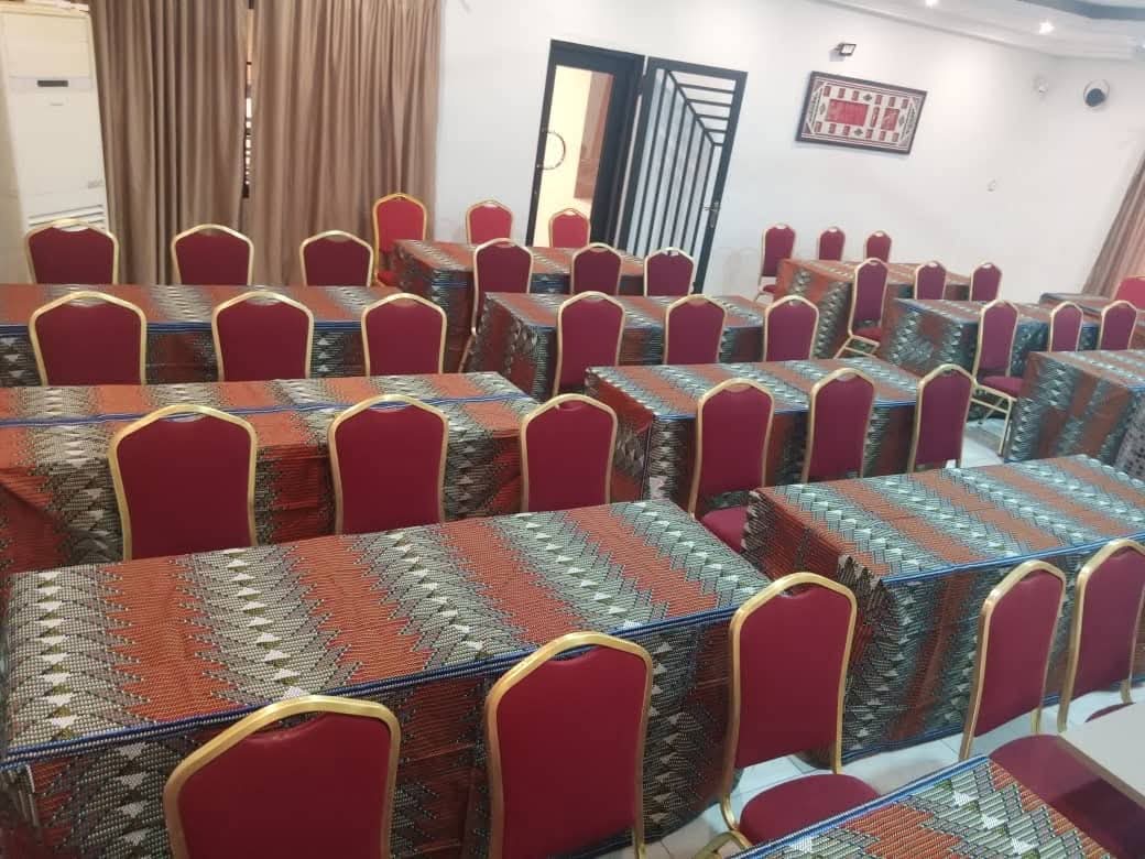 Salle configurée en séminaire avec vidéoprojecteur