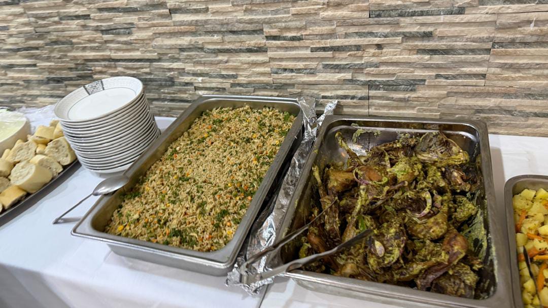 Buffet traiteur servi lors d'un événement